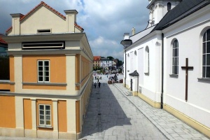 ulica kościelna w wadowicach, po lewej muzeum dom rodzinny ojca świętego jana pawła drugiego, po prawej bazylika